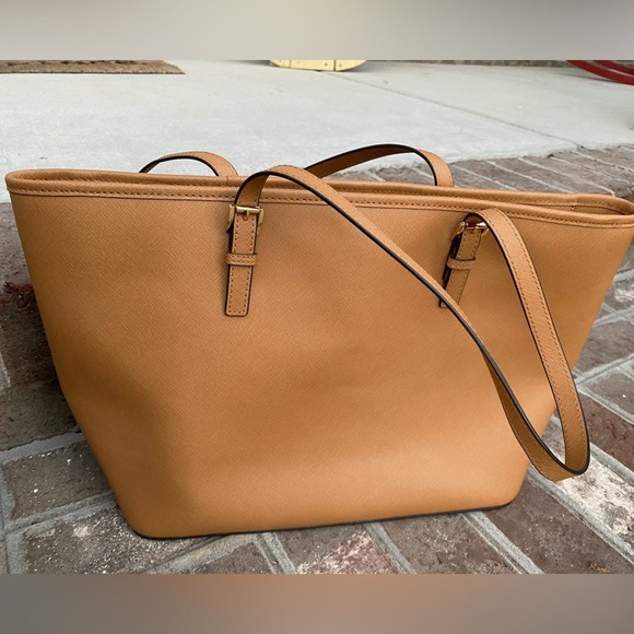Michael Kors Jet Set Medium Travel Saffiano Leather Tote - Acorn like new - Picture 4 of 11